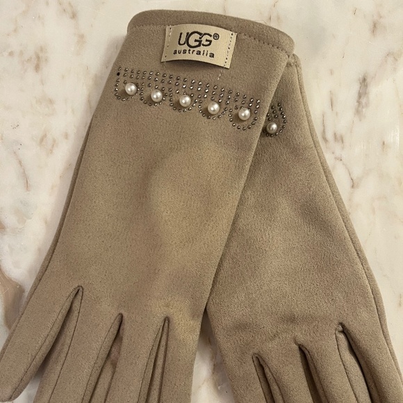 UGG Winter Cream and Beige Sweater Weather pom pom hat infinity scarf Set. NWT - Picture 4 of 7